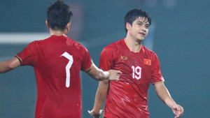 Xem cầu thủ U23 Việt Nam phản lưới, lập tức ghi bàn chuộc lỗi