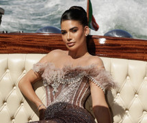 Mỹ nhân LHP Venice khoe thân hình như tạc tượng trong loạt váy của NTK Việt Nam