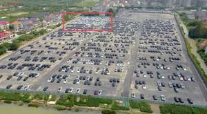 Hàng trăm xe điện Tesla phiên bản mới lần đầu lộ diện trong bãi tập kết