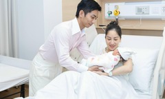 Khánh Thi trải lòng về hành trình 'vượt cạn' lần thứ 3 ở tuổi 41