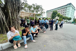 Cháy chung cư mini ở Hà Nội: Người mẹ gào khóc tìm con khắp các bệnh viện