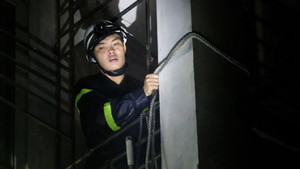 Chiến sỹ Cảnh sát PCCC đu dây cứu người kẹt trong vụ cháy chung cư mini ở Hà Nội