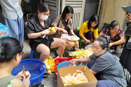 Người dân mang đồ ăn, nước uống tiếp sức cho cảnh sát chữa cháy chung cư mini