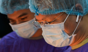 Không khí căng thẳng trong phòng phẫu thuật nạn nhân vụ cháy chung cư mini