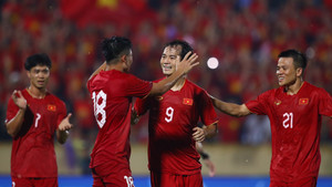 HLV Troussier cảnh báo, Công Phượng, Văn Toàn phải tự cứu mình khỏi cảnh dự bị