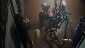 Nhóm thanh niên dùng dao khống chế chủ nhà, cướp tài sản