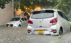 TP.HCM: Đường mênh mông nước, người dân khổ sở về nhà sau cơn mưa lớn