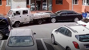 Tài xế điên cuồng lùi xe tải đâm 24 lần vào ô tô con đỗ bên đường