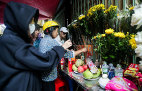 Người dân đến chung cư mini bị cháy, thắp hương tưởng niệm nạn nhân tử vong