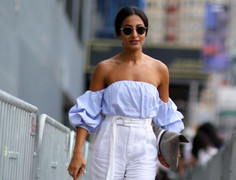 Bỏ túi cách mặc áo trễ vai không bị tuột, lại duyên dáng