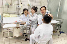 Cuộc đoàn tụ hạnh phúc của gia đình 5 người sau vụ cháy chung cư mini