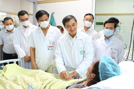 Thứ trưởng Bộ Y tế: Tập trung mọi nguồn lực để chữa trị cho các nạn nhân vụ cháy