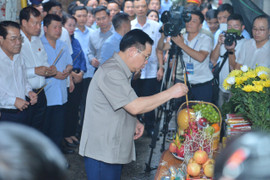 Chủ tịch Quốc hội thắp hương tưởng niệm nạn nhân tử vong vụ cháy chung cư mini