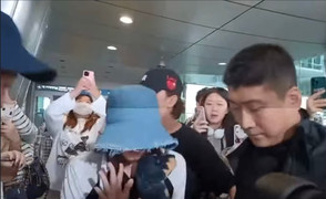 Giữa tin đồn rời BlackPink, Lisa bị fan cuồng xô đẩy ở sân bay