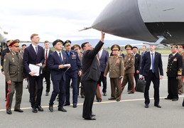 Video: Chủ tịch Kim Jong-un tham quan máy bay ném bom, tên lửa siêu thanh Nga
