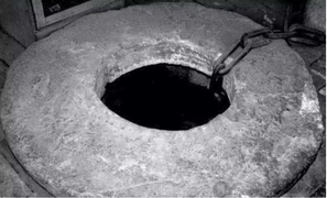 Bí ẩn giếng cổ phát ra tiếng động lạ, phun nước đen sì 