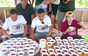 Giải mã người có thể ăn cùng lúc mấy chục bát tiết canh, 50 quả trứng vịt lộn