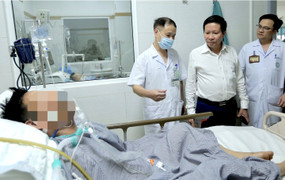 Trao 300 triệu đồng độc giả VTC News ủng hộ 26 nạn nhân vụ cháy chung cư mini