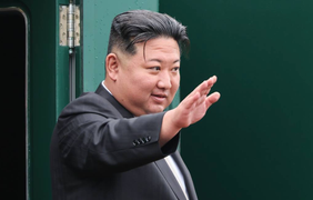 Ông Kim Jong-un xem múa ballet trước khi lên tàu về nước