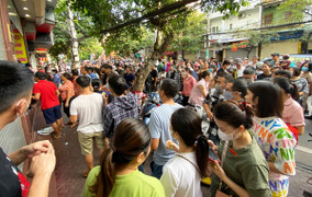 Dòng người xếp hàng từ sớm, chờ lấy số mua bánh Trung thu nức tiếng đất Cảng