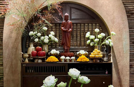 Lọ hoa trên bàn thờ đặt bên trái hay bên phải mới đúng?