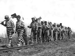 Vì sao quần áo tù nhân thường mang họa tiết sọc trắng đen?