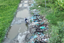 TP.HCM: Ngán ngẩm với con đường lầy lội, ngập rác ở khu tái định cư Bến Lức