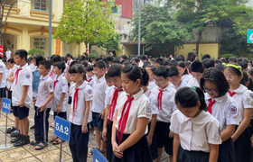 Trường học ở Hà Nội dành một phút mặc niệm các nạn nhân vụ cháy chung cư mini