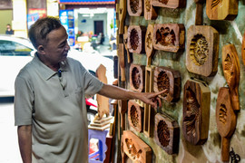 Nghệ nhân hơn 40 năm 'thổi hồn' vào khuôn bánh Trung thu giữa lòng phố cổ