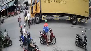 Cố lách qua khe hẹp giữa 2 ô tô, người đi xe máy suýt mất mạng