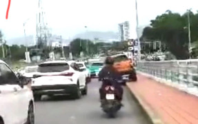 Lỗi đi xe trên vỉa hè bị phạt bao nhiêu tiền?