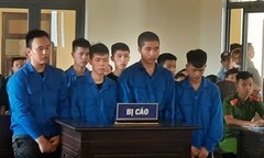 Cầm dao và bom xăng rượt đánh nhầm người đi đường, nhóm côn đồ 'Báo đời' lĩnh án