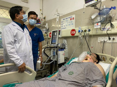 Bác sĩ hỗ trợ tâm lý bệnh nhân vụ cháy chung cư mini ở Hà Nội