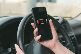 Có nên sạc điện thoại trên ô tô?