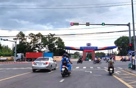 Đè vạch kẻ đường khi dừng đèn đỏ bị phạt bao nhiêu? 