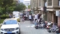 Thót tim cảnh hàng xóm dùng chăn đỡ bé gái rơi từ tầng 4