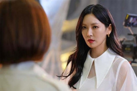 Chị dâu ngồi xem TikTok trong khi mẹ tôi còng lưng lau bếp, nấu cơm