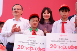 Chương trình 'Hành trình cuộc sống' đến với trẻ em nghèo ở Hưng Yên