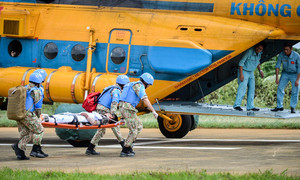 Công binh ‘mũ nồi xanh’ diễn tập cấp cứu bằng trực thăng