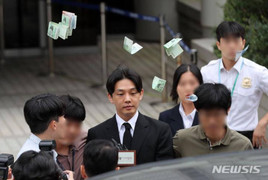 Diễn viên hạng A bị ném cả xấp tiền vào mặt kèm lời nhắn 'mang đến tù mà dùng'