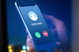 Tên lừa đảo qua điện thoại bị bà cụ 'dốt công nghệ' làm cho phát điên