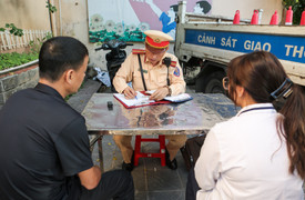 Cho con chưa đủ tuổi lái xe, bố phải nhận điện thoại đến nộp phạt 