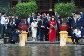 Hoàng Thái tử Nhật Bản và Công nương thăm di tích nhà sàn Bác Hồ, cho cá ăn 