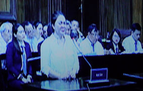 Nguyễn Phương Hằng khóc nức nở, xin lỗi trước toà