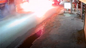 Xe máy điện phát nổ như 'quả cầu lửa' trên đường phố Thái Lan
