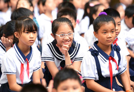 Mỗi năm trường đổi mẫu đồng phục một lần, phụ huynh méo mặt chạy theo