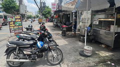 Thu phí vỉa hè ở TP.HCM: Hộ kinh doanh, người bán hàng rong nói gì?