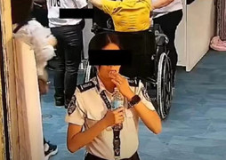 Nhân viên an ninh sân bay nuốt 300 USD lấy trộm của hành khách