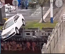 Tài xế đạp nhầm chân ga, ô tô lao vọt xuống sông