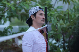 Diễn viên Huy Khánh bị đuổi khi đến nhà dân xin làm việc hái nha đam